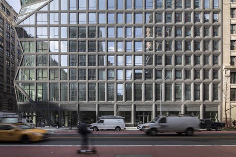Gebäude von OMA in Manhattan aus schwarzem Beton und Glas
