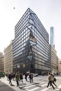 Gebäude von OMA in Manhattan aus schwarzem Beton und Glas
