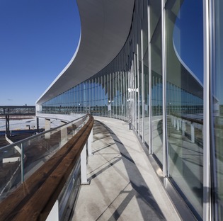 West Terminal aus Stahl und Beton von PES architects in Helsinki
