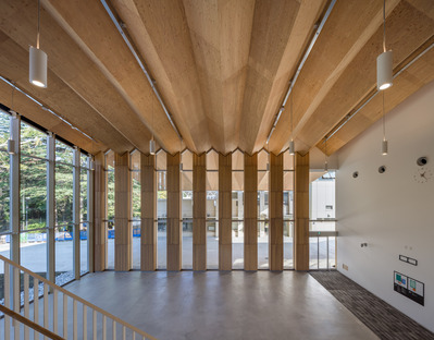 Holzstruktur für das Sportzentrum ICU von Kengo Kuma