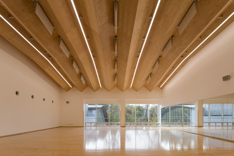 Holzstruktur für das Sportzentrum ICU von Kengo Kuma