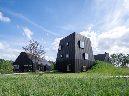 Ein holländisches Bauernhaus aus Aluminium und Holz von Mecanoo
