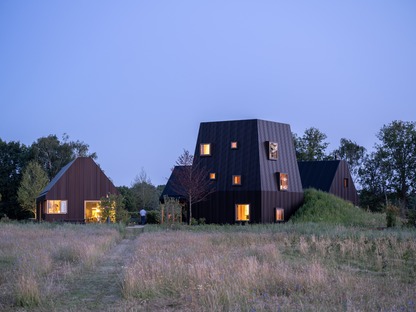 Ein holländisches Bauernhaus aus Aluminium und Holz von Mecanoo
