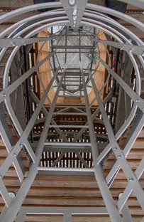 Gulliver, Auditorium aus Holz, Stahl und Plexiglas in Prag
