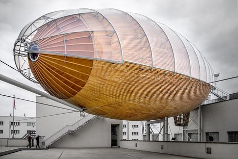 Gulliver, Auditorium aus Holz, Stahl und Plexiglas in Prag

