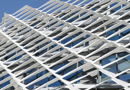 Feste Sonnenblende aus Aluminium für die AGORA von Behnisch Architekten

