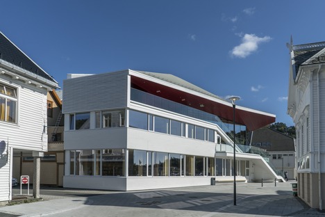Il Flekkefjord Cultural Center aus Holz und Stahlbeton
