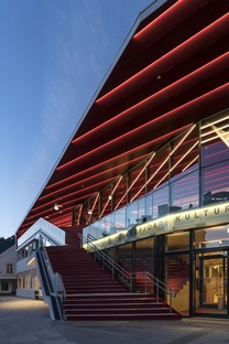 Il Flekkefjord Cultural Center aus Holz und Stahlbeton
