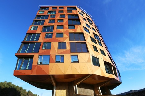 Türme aus Zement, Holz und Aluminium von Helen & Hard Architects
