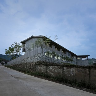 Betonarchitektur von TAO für eine Bambusfloßfabrik
