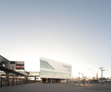 Värtaterminalen von C.F. Møller Architects, ein Bauwerk aus Stahl und Glas
