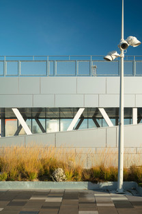 Värtaterminalen von C.F. Møller Architects, ein Bauwerk aus Stahl und Glas
