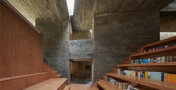 Restauriertes Haus, das von TAO Architects in eine Buchhandlung aus Beton und Stahl umgebaut wurde
