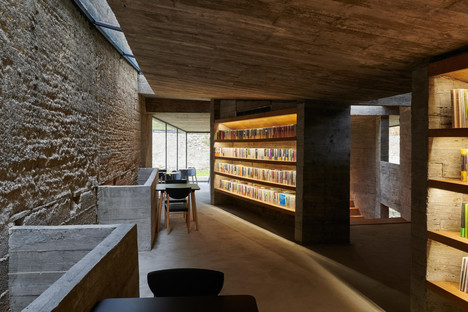 Restauriertes Haus, das von TAO Architects in eine Buchhandlung aus Beton und Stahl umgebaut wurde
