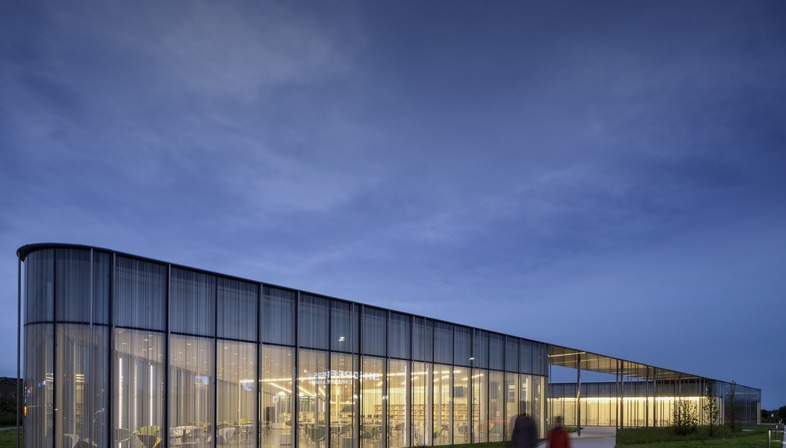Eine Glasfassade mit lichtempfindlichen Elementen für die Springdale-Bibliothek der RDHA