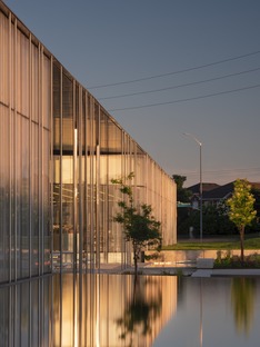 Eine Glasfassade mit lichtempfindlichen Elementen für die Springdale-Bibliothek der RDHA