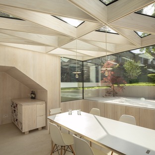 Ein Gartenjuwel aus Holz und Glas von Tsuruta Architects
