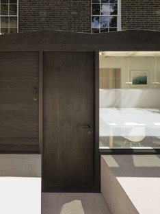 Ein Gartenjuwel aus Holz und Glas von Tsuruta Architects
