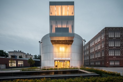 Das Mikro-Museum der russischen Impressionisten aus Beton und perforiertem Aluminium
