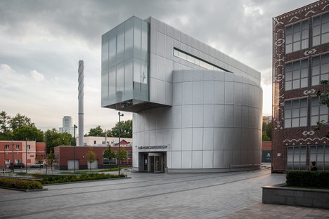Das Mikro-Museum der russischen Impressionisten aus Beton und perforiertem Aluminium
