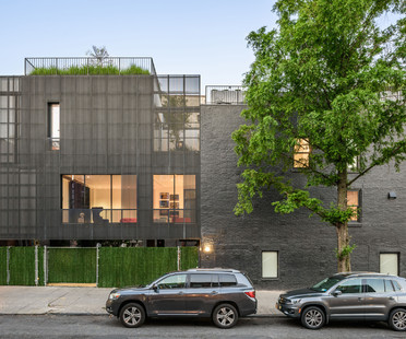 Ein zinkverkleidetes Gebäude von Young Projects in New York
