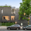 Ein zinkverkleidetes Gebäude von Young Projects in New York
