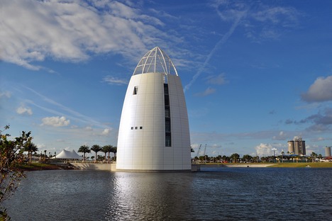 Ein Turm von GWWO mit irisierender Farbfassade in Port Canaveral
