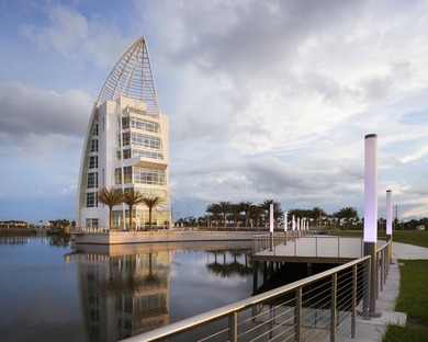 Ein Turm von GWWO mit irisierender Farbfassade in Port Canaveral
