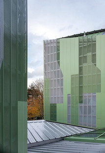 Renovierung und Erweiterung in Betonfertigteilen mit mikroperforierter Aluminiumfassade
