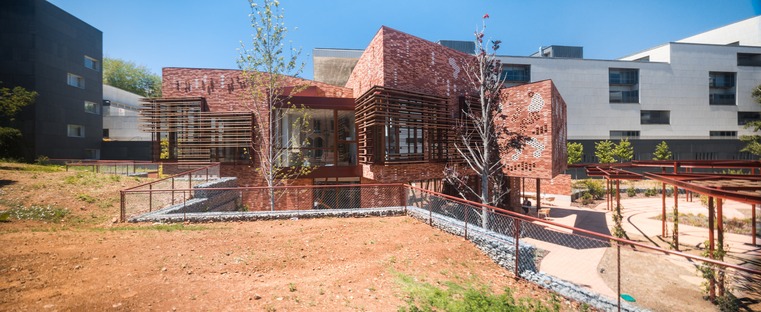 Ein Gebäude aus Ziegeln und Holz von EMBT für das Zentrum Kàlida
