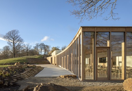 Schichtbeton und Holz für den Yorkshire Sculpture Park von Feilden Fowles Architects
