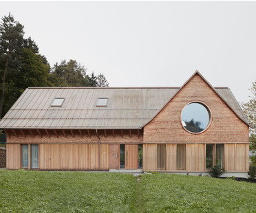 Haus aus Zement und Holz von Innauer Matt Architekten
