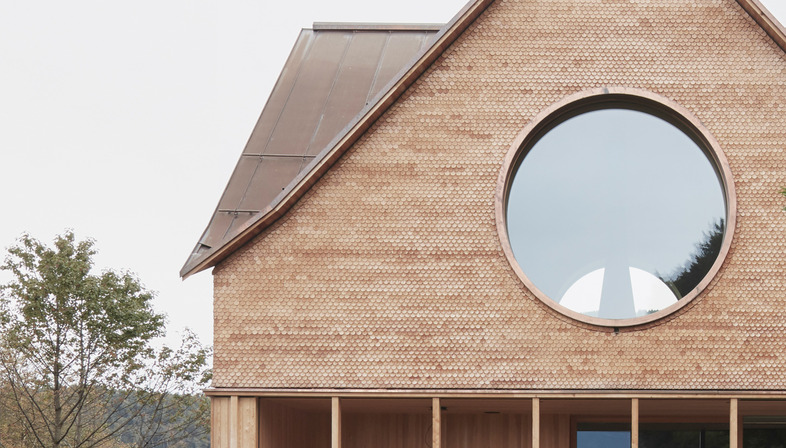 Haus aus Zement und Holz von Innauer Matt Architekten
