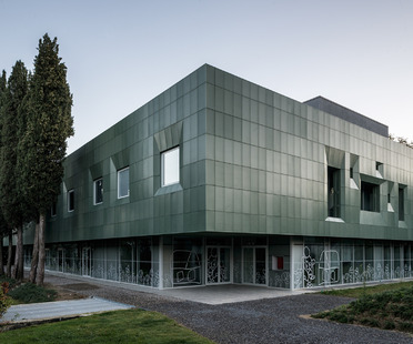 Mikroperforierte Aluminium-Doppelhautfassade für Casa Verde von LDA.iMDA
