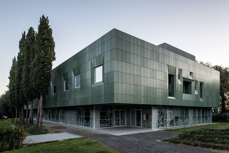 Mikroperforierte Aluminium-Doppelhautfassade für Casa Verde von LDA.iMDA

