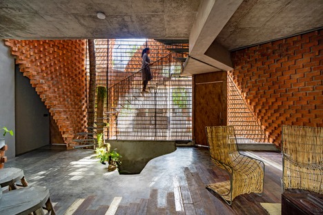 Das Pirouette House aus Ziegel von Wallmakers architects
