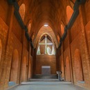Kirche mit Kettenbögen aus Lehnziegeln von Wallmakers
