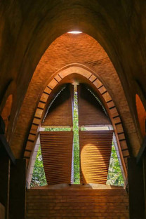 Kirche mit Kettenbögen aus Lehnziegeln von Wallmakers
