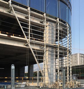 Ein Turm aus Beton, Glas und Marmor in Fuzhou von INUCE
