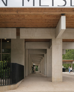 Reception Building von NU architectuuratelier aus Beton und Holz
