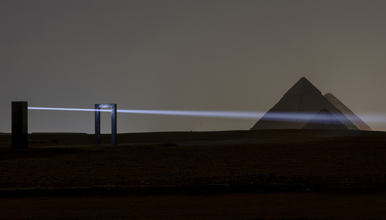 Portal of Light, die Installation von Emilio Ferro vor den Pyramiden von Gizeh
