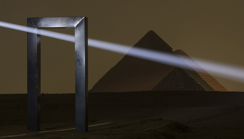 Portal of Light, die Installation von Emilio Ferro vor den Pyramiden von Gizeh
