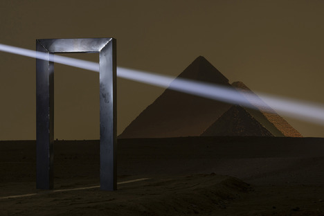 Portal of Light, die Installation von Emilio Ferro vor den Pyramiden von Gizeh
